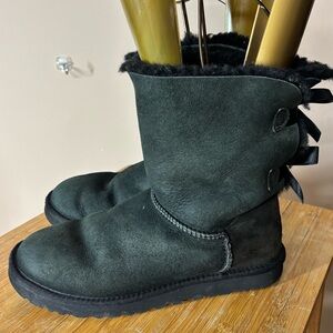 Ugg Australia Womens Black Suede Bailey Bow Boots Shorter Style Sz 9
